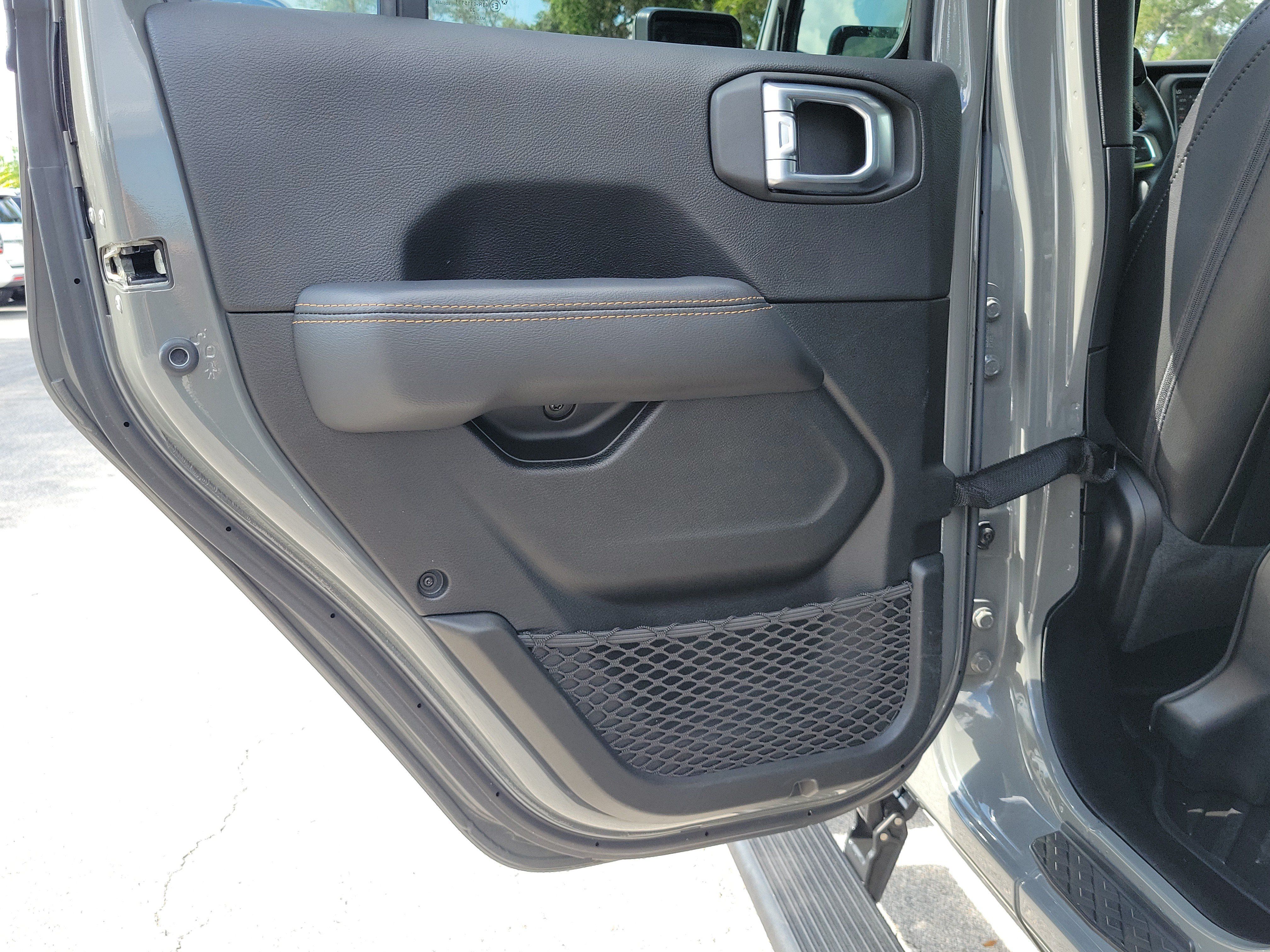 Used 2022 Jeep Gladiator Overland AWD/4WD image 11