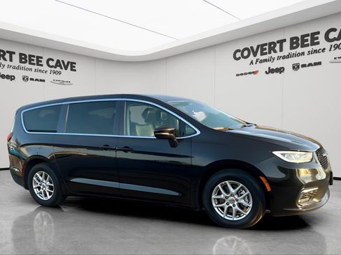 Certified 2024 Chrysler Pacifica Touring-L image 12