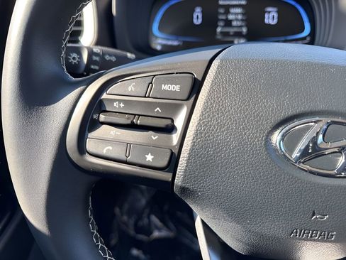 Used 2025 Hyundai Venue Limited image 13