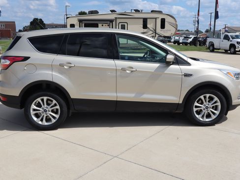 Used 2017 Ford Escape SE FWD image 4