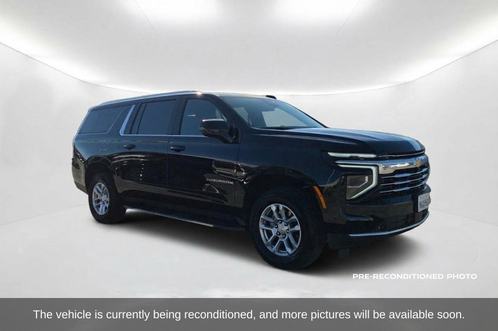 Used 2026 Chevrolet Suburban LT w/ Comfort Package AWD/4WD image 3