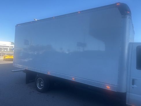 Used 2015 Ford E-350 and Econoline 350 Super Duty image 2