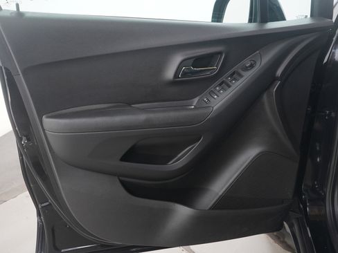 Used 2020 Chevrolet Trax LT w/ LT Convenience Package image 20