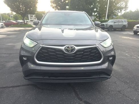 Used 2024 Toyota Highlander LE AWD/4WD image 2