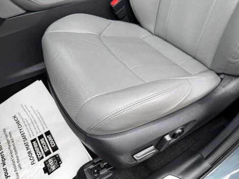 Used 2024 Toyota Venza Limited image 17