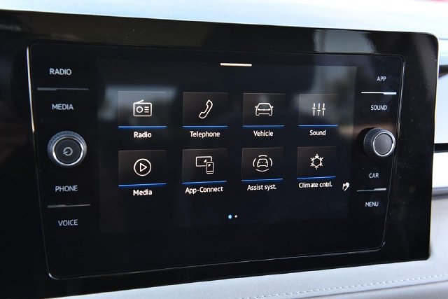 Used 2025 Volkswagen Taos SE w/ Panoramic Sunroof Package FWD image 13