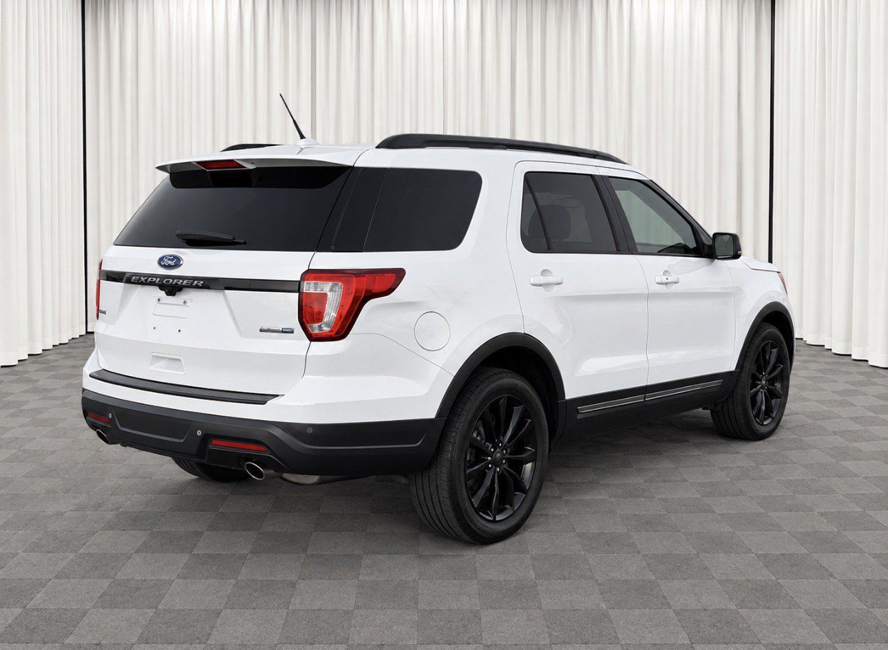 Used 2018 Ford Explorer XLT w/ Equipment Group 202A FWD image 3