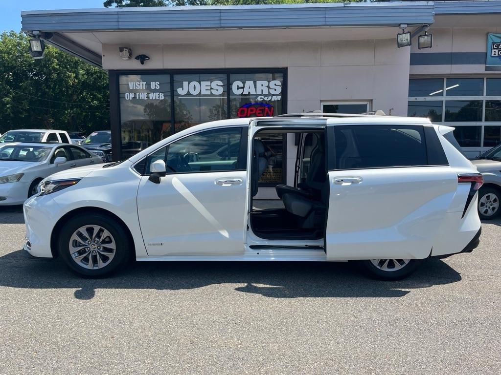 Used 2021 Toyota Sienna XLE w/ XLE Plus Package FWD image 23