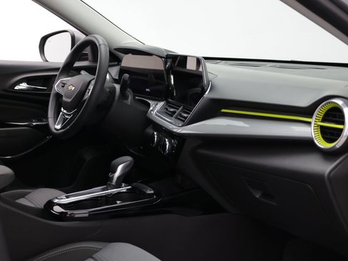 Used 2024 Chevrolet Trax LT w/ Sunroof Package FWD image 42