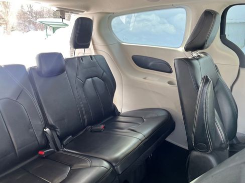 Used 2023 Chrysler Pacifica Touring-L image 40