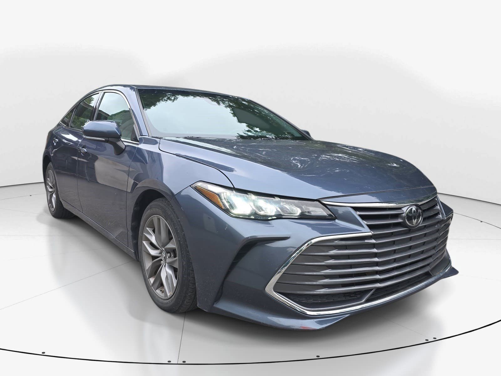 Used 2019 Toyota Avalon XLE w/ Moonroof Package FWD image 2