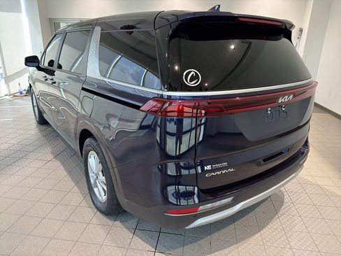 Used 2024 Kia Carnival LX image 3