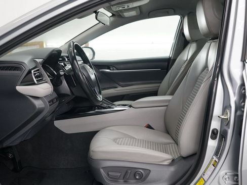 Used 2020 Toyota Camry SE FWD image 22