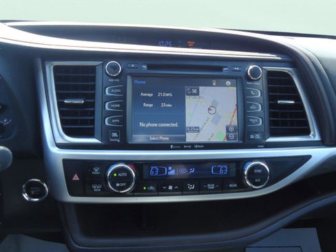 Used 2017 Toyota Highlander Limited w/ Carpet Mat Package AWD/4WD image 16