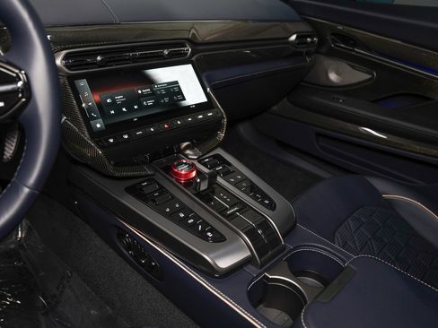 Used 2025 Aston Martin Vanquish RWD image 46