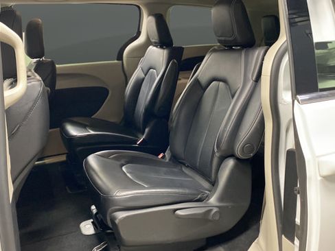 Used 2022 Chrysler Pacifica Touring-L FWD image 23