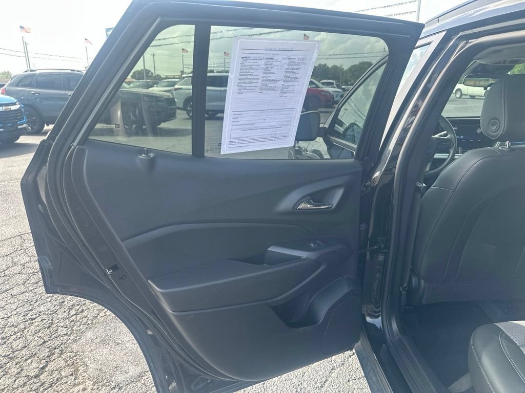 Used 2025 Chevrolet Trax LT FWD image 13