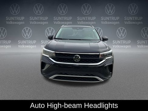 Used 2023 Volkswagen Taos SE w/ Panoramic Sunroof Package FWD image 11
