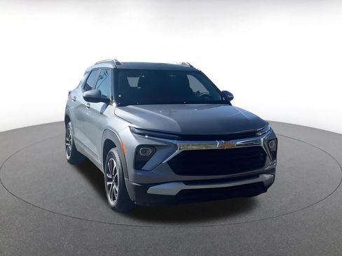 Used 2025 Chevrolet TrailBlazer LT image 3