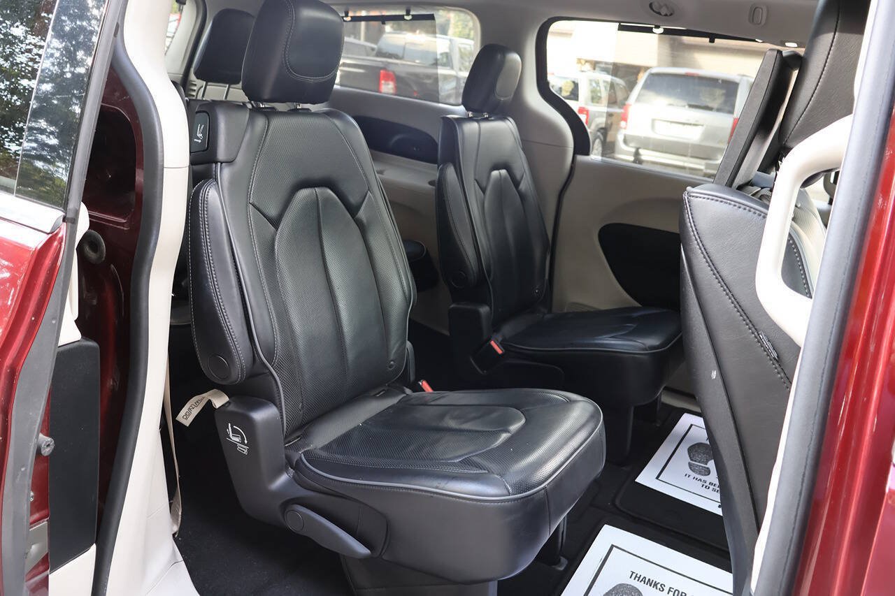 Used 2018 Chrysler Pacifica Limited FWD image 27