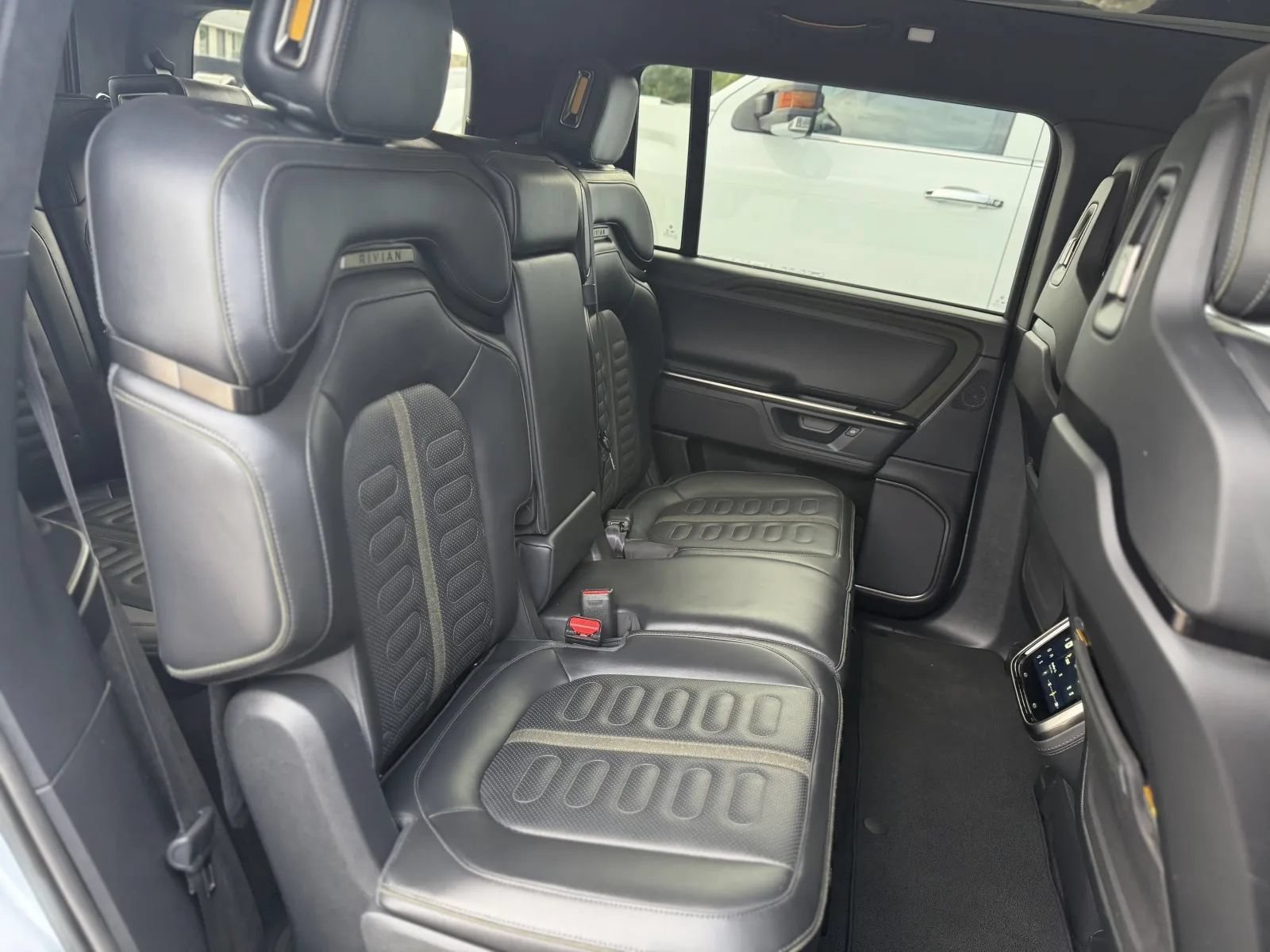 Used 2025 Rivian R1S Adventure Dual AWD/4WD image 21