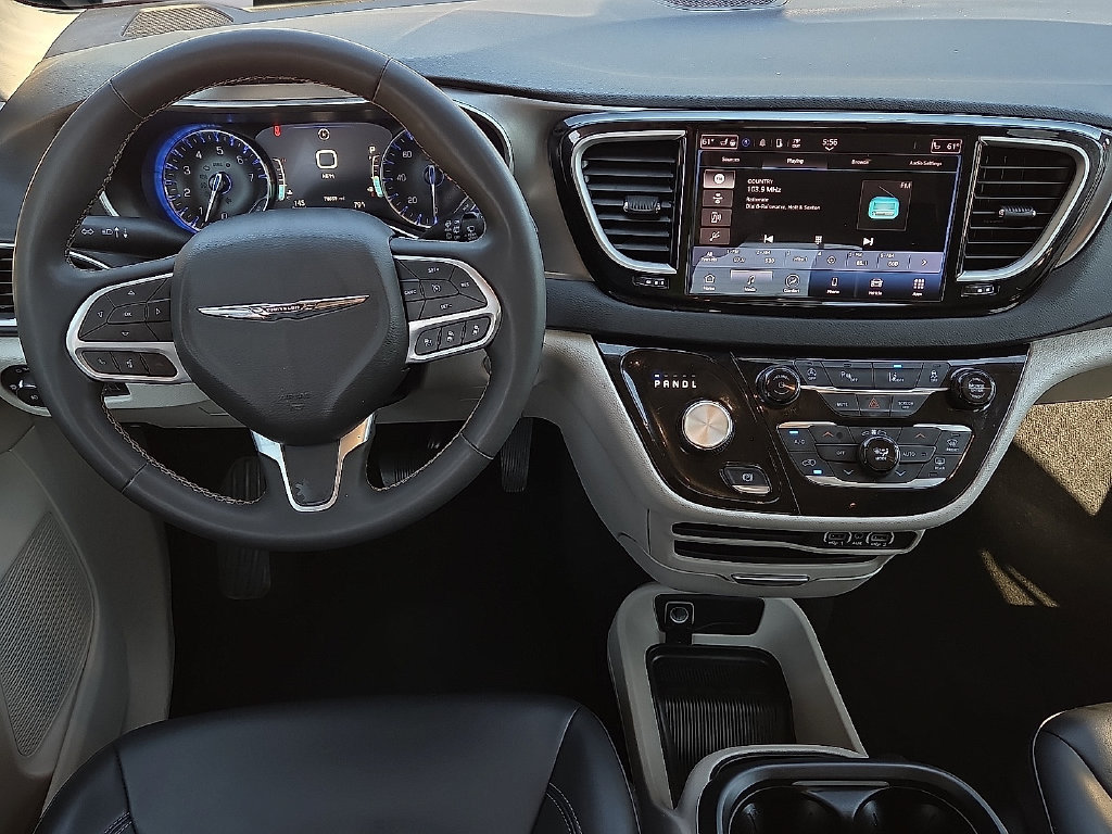 Used 2023 Chrysler Pacifica Touring-L FWD image 11