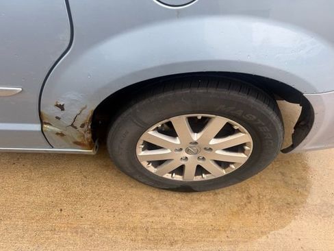 Used 2013 Chrysler Town & Country Touring image 7