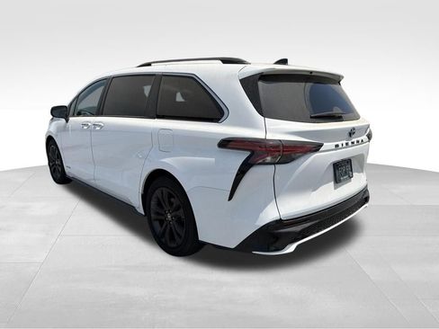 Used 2021 Toyota Sienna XSE w/ XSE Plus Package FWD image 4