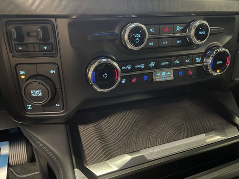 Used 2025 Ford F250 Platinum image 18