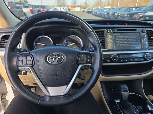 Used 2019 Toyota Highlander XLE image 24