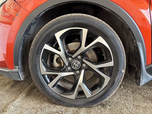 Used 2020 Toyota C-HR XLE FWD image 21