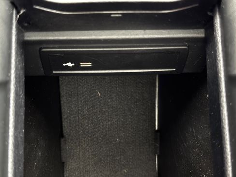 Used 2023 Mercedes-Benz GLB 250 image 33