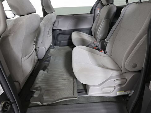 Used 2018 Toyota Sienna LE FWD image 16