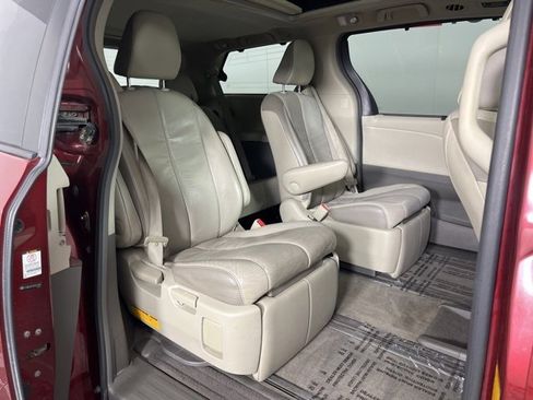 Used 2011 Toyota Sienna Limited image 34
