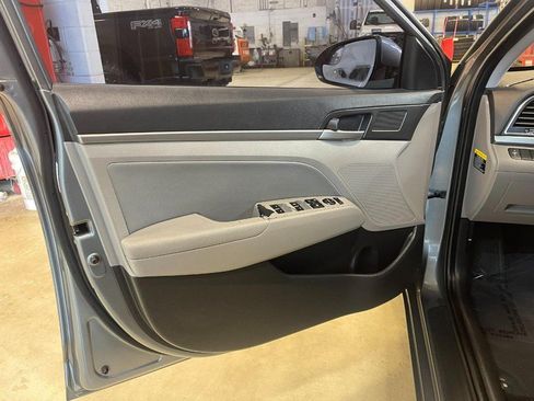 Used 2017 Hyundai Elantra SE FWD image 16
