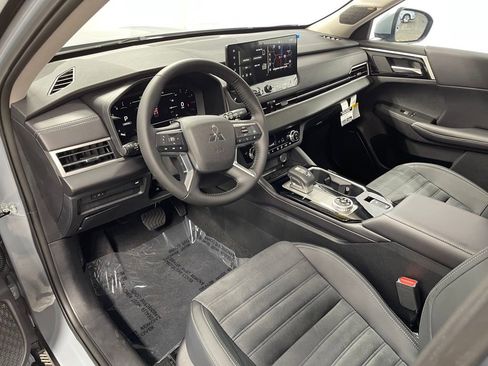 New 2025 Mitsubishi Outlander SE image 19