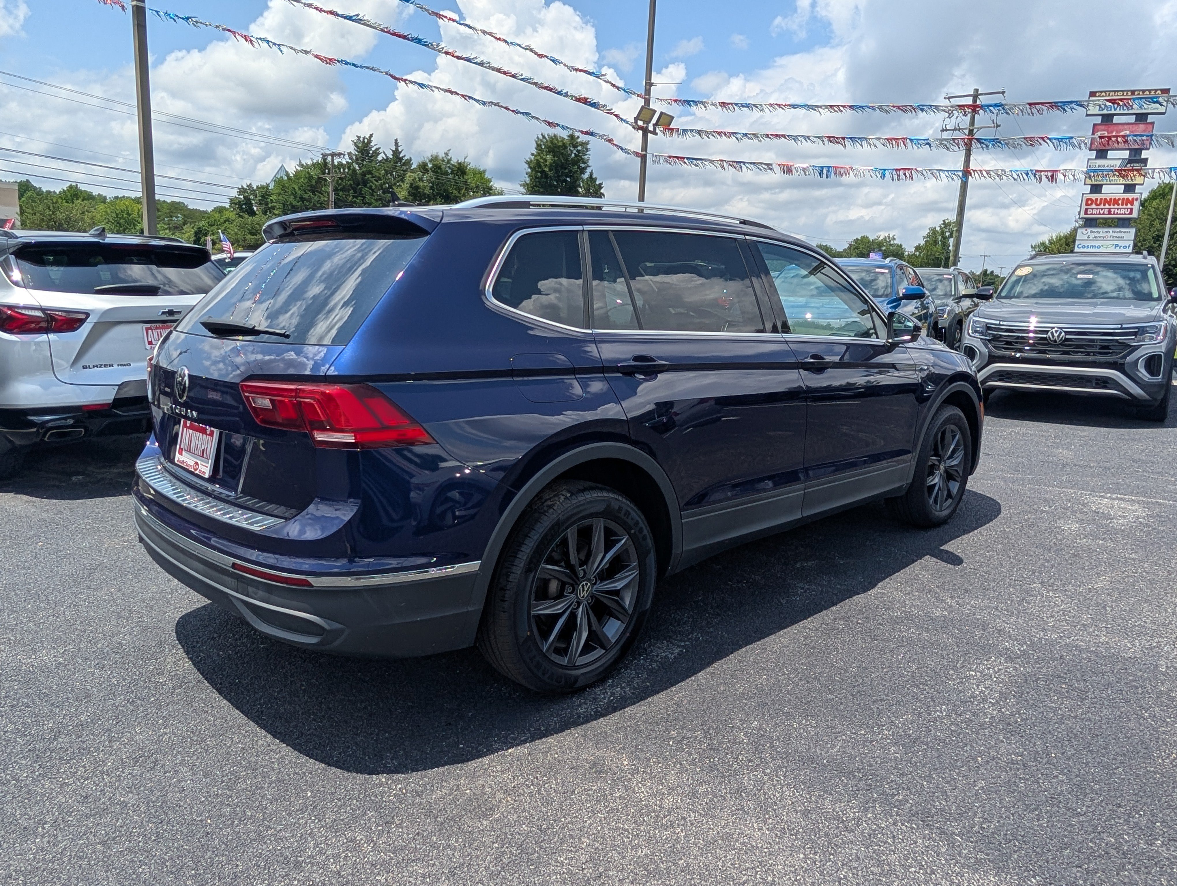 Used 2023 Volkswagen Tiguan SE w/ Panoramic Sunroof Package FWD image 3