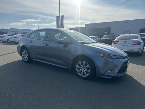 Used 2020 Toyota Corolla LE image 2