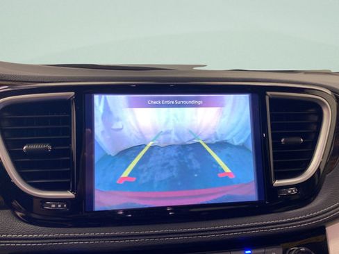 Used 2024 Chrysler Pacifica Limited FWD image 19
