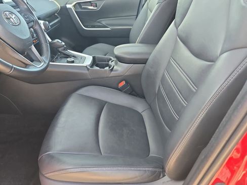 Used 2021 Toyota RAV4 XLE Premium image 16
