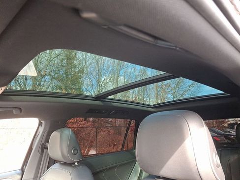 Used 2022 Volkswagen Tiguan SE R-Line image 15