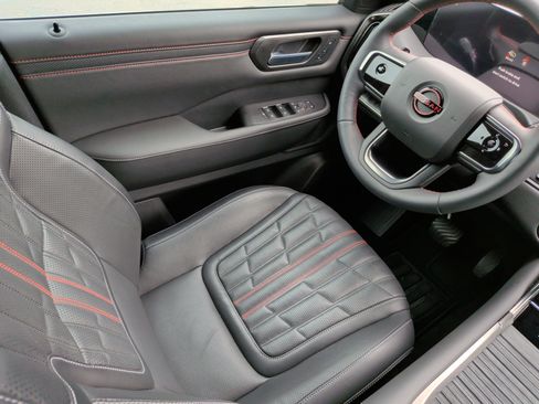 Used 2025 Nissan Armada PRO-4X w/ Pro-4X Premium Package image 32