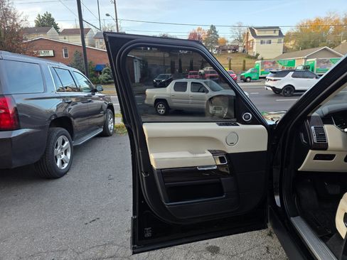Used 2016 Land Rover Range Rover HSE image 10