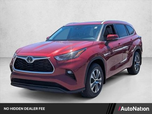 Used 2023 Toyota Highlander XLE FWD image 1