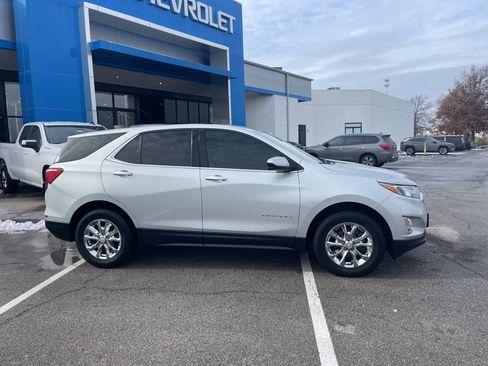 Used 2020 Chevrolet Equinox LT image 2