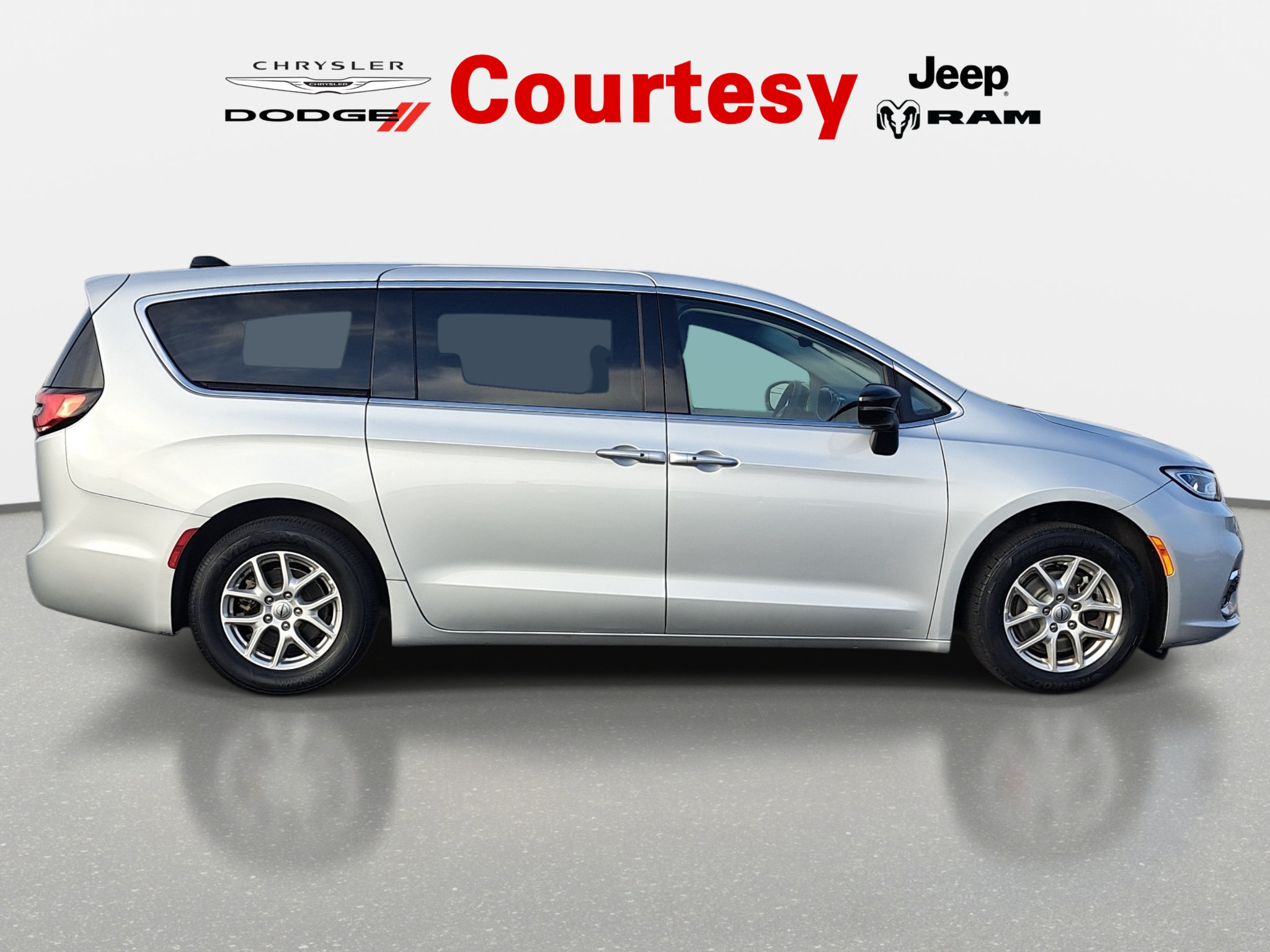 Used 2024 Chrysler Pacifica Touring-L FWD image 3