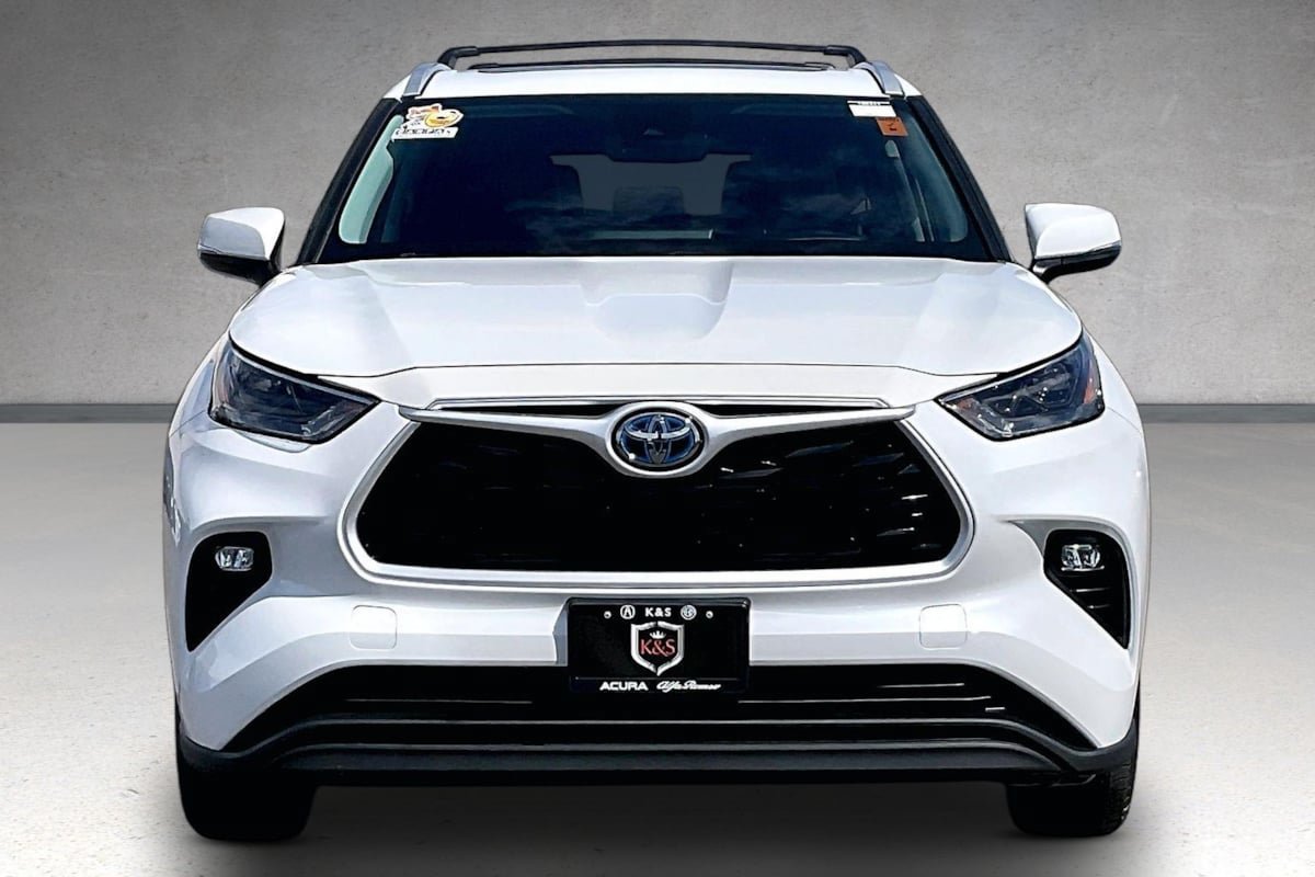 Used 2022 Toyota Highlander XLE AWD/4WD image 3