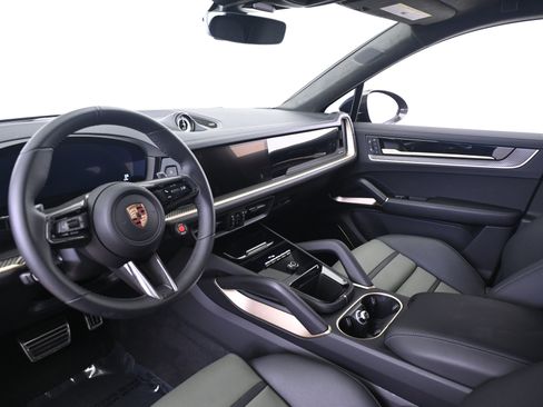 Used 2025 Porsche Cayenne Turbo GT image 28