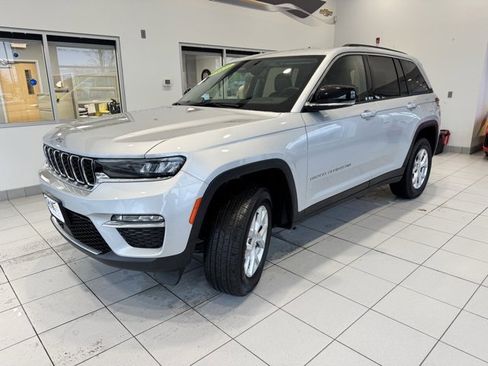 Used 2023 Jeep Grand Cherokee Limited image 3