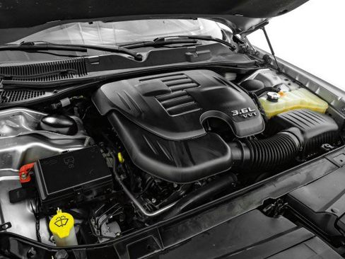 Used 2015 Dodge Challenger SXT image 41